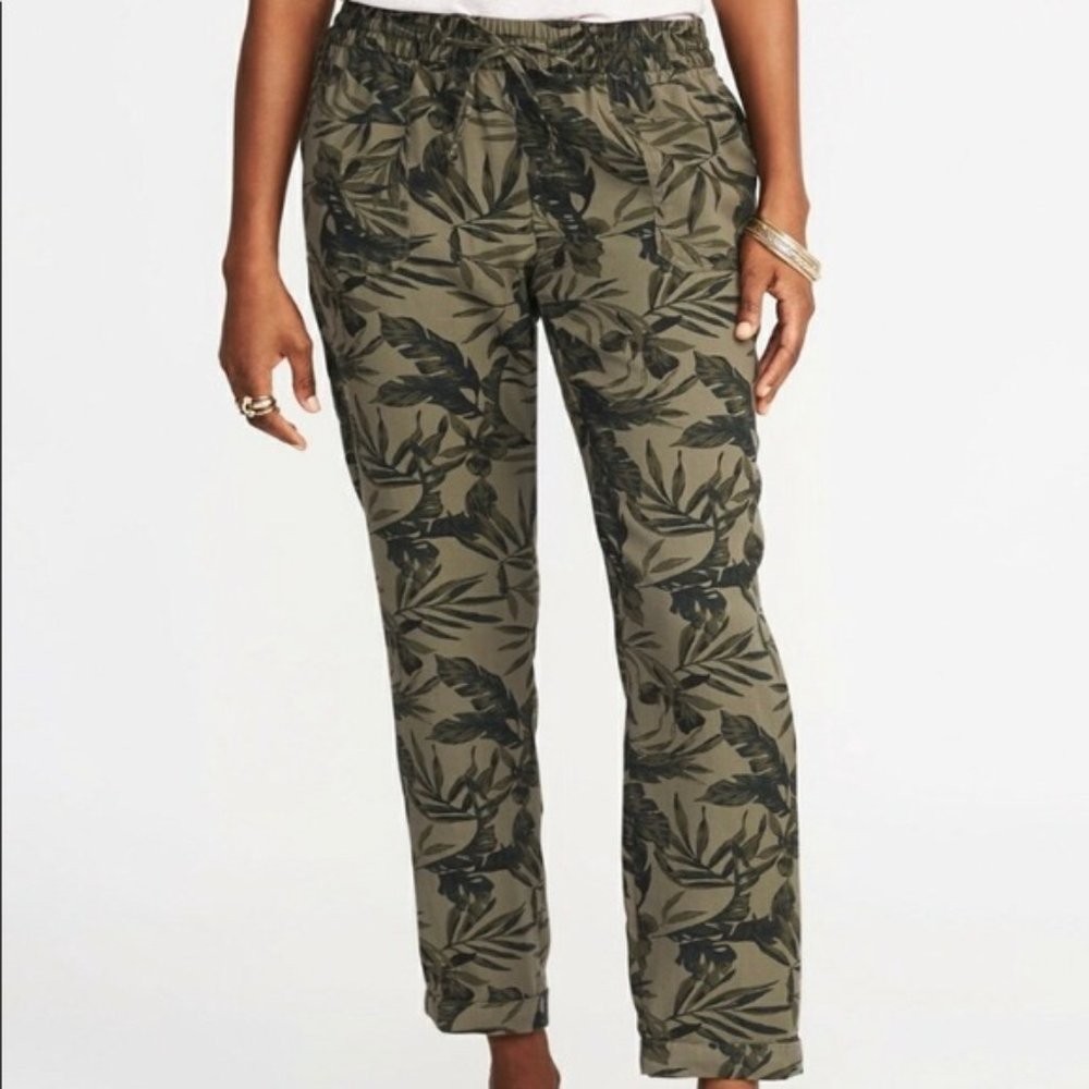 Old Navy Leaf / Leaves / Camouflage Pull on Large Lyocell these are for TALL